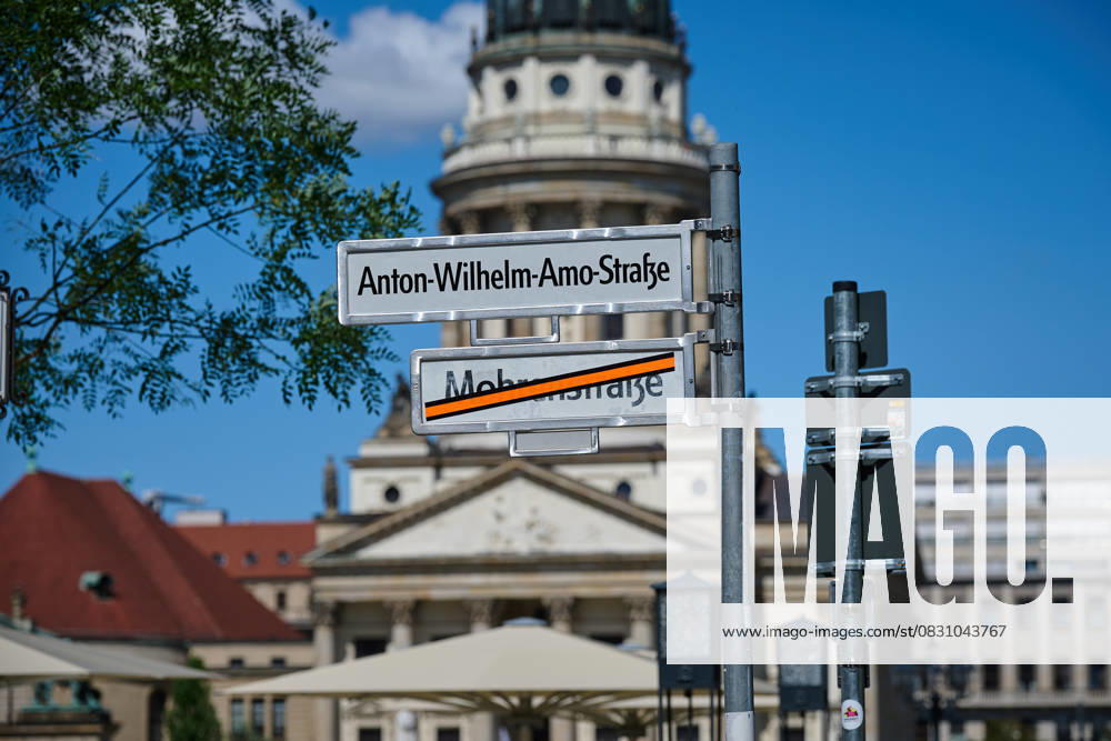 Berlin, Umbenennung der Mohrenstraße in die Anton-Wilhelm-Amo-Straße Austausch der Strassenschilder nach der Umbenennung der Mohrenstrasse in Berlin-Mitte in Anton-Wilhelm-Amo-Strasse (Foto vom 21.08.2025). Die Mohrenstrasse war seit Langem Gegenstand gesellschaftlicher Debatten. Der Begriff Mohr wird von vielen Menschen als rassistisch und diskriminierend wahrgenommen. Besonders afrodeutsche und afrodiasporische Verbaende und Organisationen haben sich jahrzehntelang fuer eine Umbenennung eingesetzt. Im August 2020 entschied die Bezirksverordnetenversammlung Mitte von Berlin, die Strasse in Anton-Wilhelm-Amo-Strasse umzubenennen. Mit der neuen Benennung ehrt der Bezirk Mitte von Berlin einen historischen Gelehrten, der fuer Bildung und Aufklaerung steht. Anton Wilhelm Amo war der erste bekannte schwarze Ph