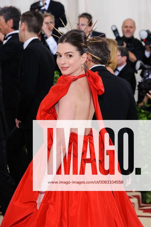 New York, NY, U.S. - 07 May 2018 - New York, New York - Anne Hathaway. 2018 Metropolitan Museum of Art Costume Institute Gala: Heavenly Bodies: Fashion and the Catholic Imagination. Photo Credit: Christopher Smith AdMedia New York U.S. - ZUMAa123 20180507_zaa_a123_191