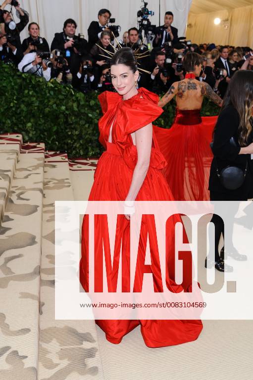 New York, NY, U.S. - 07 May 2018 - New York, New York - Anne Hathaway. 2018 Metropolitan Museum of Art Costume Institute Gala: Heavenly Bodies: Fashion and the Catholic Imagination. Photo Credit: Christopher Smith AdMedia New York U.S. - ZUMAa123 20180507_zaa_a123_196