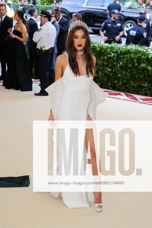 New York, NY, U.S. - 07 May 2018 - New York, New York - Hailee Steinfeld. 2018 Metropolitan Museum of Art Costume Institute Gala: Heavenly Bodies: Fashion and the Catholic Imagination. Photo Credit: Christopher Smith AdMedia New York U.S. - ZUMAa123 20180507_zaa_a123_236