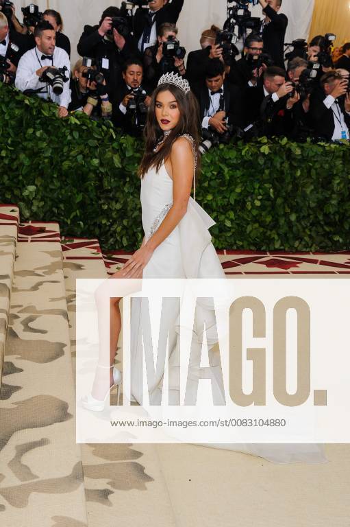 New York, NY, U.S. - 07 May 2018 - New York, New York - Hailee Steinfeld. 2018 Metropolitan Museum of Art Costume Institute Gala: Heavenly Bodies: Fashion and the Catholic Imagination. Photo Credit: Christopher Smith AdMedia New York U.S. - ZUMAa123 20180507_zaa_a123_231