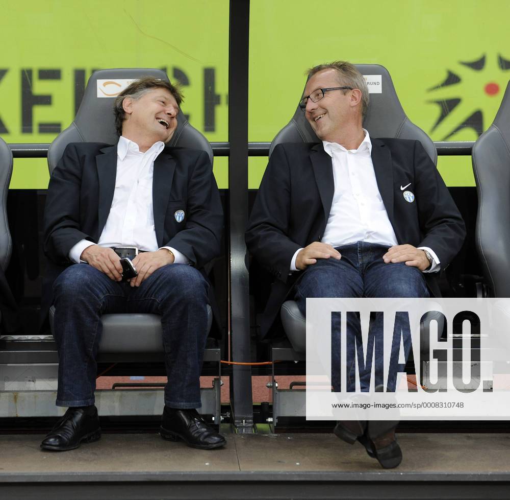 Li. Präsident Ancillo Canepa, re. Sportchef Fredy Bickel, FCZ, sitzen lachend auf der Spielerbank, FC Zürich - Standard Lüttich, UEFA Champions League, Qualifikation, Fussball