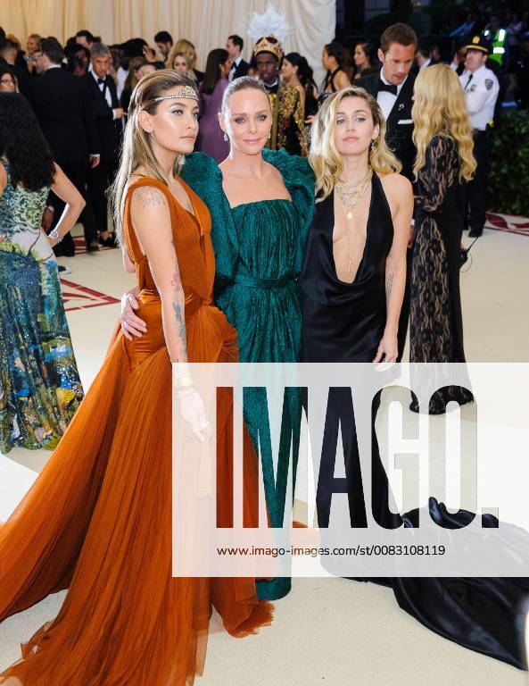 Met Gala. 07 May 2018 - New York, New York - Paris Jackson, Stella McCartney, Miley Cyrus. 2018 Metropolitan Museum of Art Costume Institute Gala: Heavenly Bodies: Fashion and the Catholic Imagination. Photo Credit: Christopher Smith AdMedia 226254 2018-05-07 NY New York Etats-Unis