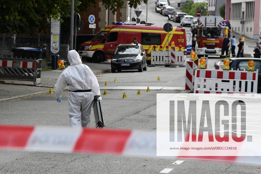 After the police murder on Thursday in Völklingen, where an 18-year-old shot a police officer from the Völklingen police station with his service weapon after a scuffle, forensic work is underway on Friday 22 8 2025 The 18-year-old had previously robbed a petrol station, the first flowers were laid at the bub