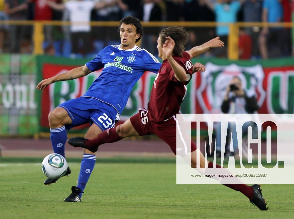 Kasan - Dynamoâ€s Roman Yeryomenko (blue), Rubin s Vladimir Dyadyun (red) seen in the 2011-2012 UEFA Champions League qualifying round match. Rubin won 2-1 vs Dynamo Kiew. premiumd Aufmacher RE0EBA60