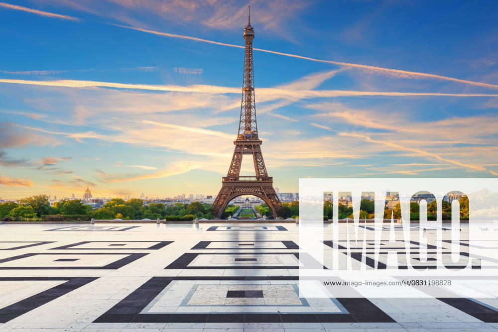 Eiffelturm von Paris, Blick vom Trocadero-Platz, berühmtes Symbol von Frankreich Eiffelturm von Paris, Blick vom Trocadero-Platz, berühmtes Symbol von Frankreich (License=RF)
