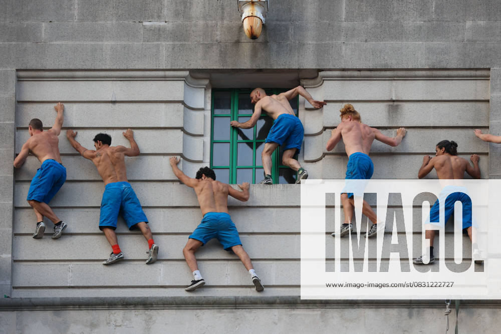 Above and Beyond Show at International Greenwich Festival LONDON, UNITED KINGDOM - AUGUST 23: A parkour artist from the French performance group Lézards Bleus jumps between historic buildings during the open-air show Above and Beyond, held in Woolwich as part of the 30th International Greenwich Festival in London, United Kingdom, on August 23, 2025. Zeynep Demir Aslim Anadolu London United Kingdom. Editorial use only. Please get in touch for any other usage.