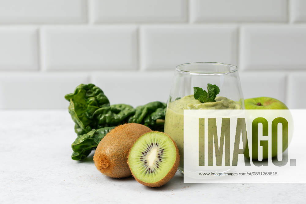 IMAGO Creative, Food, High Protein Frühstück Frischer grüner Smoothie mit Kiwi und Apfel auf weißem Hintergrund Fresh green smoothie with kiwi and apple on white background. Concept of detox, vegan food (License=RF)