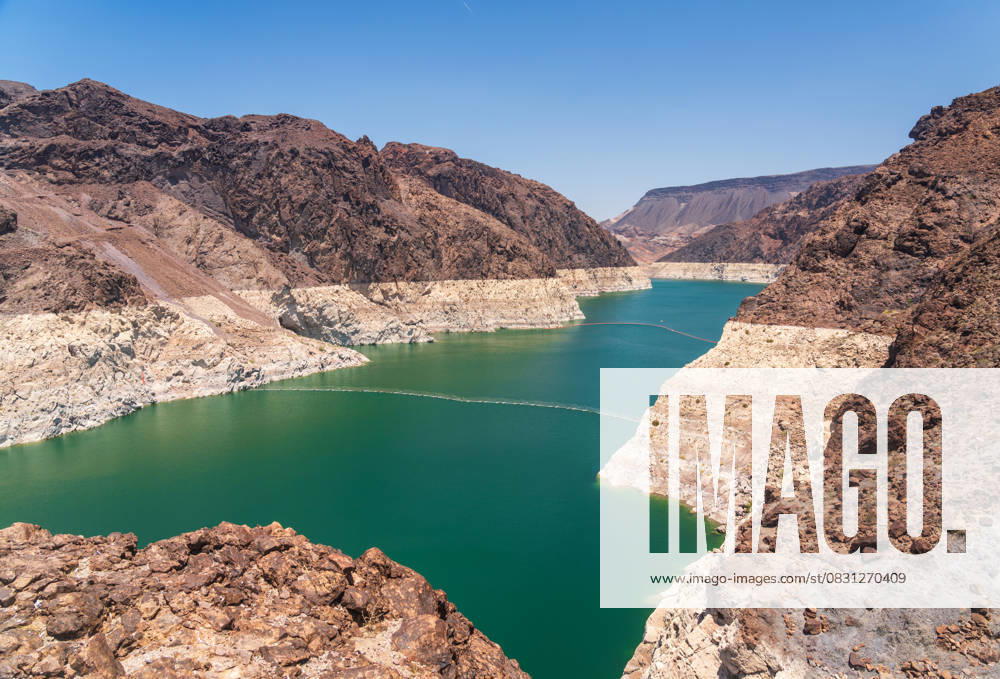 Blick vom Hoover-Damm in Nevada und Arizona auf den Colorado River View down the gorge from Hoover Dam of Lake Mead and low water levels in Colorado river (License=RF)