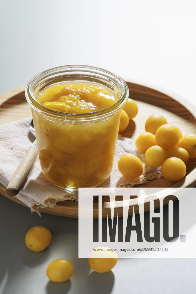 IMAGO Creative, Jahreszeit Sommer, Food, Pflaume Glass jar of homemade mirabelle plum compote with fresh yellow plums, EVGF04519