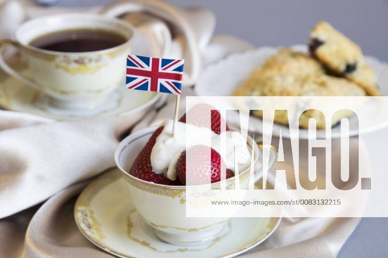 Entertainment Bilder der Woche KW 19 May 9, 2018 - St. Petersburg, Florida, U.S. - EVE EDELHEIT Times.Strawberries and clotted cream with tea and scones shot for a taste cover story about the royal wedding in the Tampa Bay Times studio on Wednesday, May 9, 2018. St. Petersburg U.S. - ZUMAs70_ 20180509_zan_s70_028
