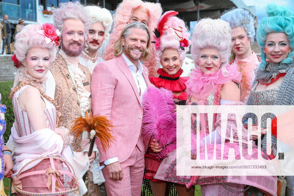 2025 08 24, Celebrities at the Audi Ascot race day at the Neue Bult racecourse in Hanover The guests enjoy the elegant atmosphere at the horse race Bachelor Original Paul Janke between the performers of the Hanover State Opera Lower Saxony Germany