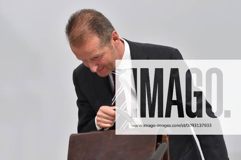 Herbert DIESS Chairman of the Board of Management Volkswagen AG and Chairman of the Supervisory Board AUDI AG hilted with a briefcase Single image of a single motive half figure half figure 129 Annual General Meeting 2018 AUDI AG on 09 05 2018 in I N G O L S T A D T