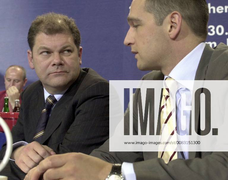 SPD Secretary General Olaf Scholz l visited on Saturday 30 11 2002 with SPD country and faction leader Heiko Maas r the SPD state party conference in Bosen Scholz told the SPD members the background of the current government policy and stressed that the federal government sinks taxes and not increase It would be deleted only benefits and Simplified regulations
