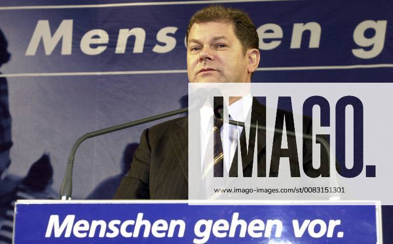 SPD General Secretary Olaf Scholz speaks on Saturday 30 11 2002 before the delegates of the SPD state party conference in Bosen Scholz explained to the SPD members the background of the current government policy and emphasized that the federal government cuts taxes and does not increase It would only cancel benefits and simplify regulations