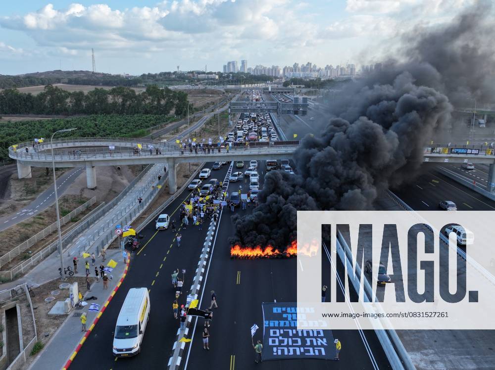 Demonstrations continue in Tel Aviv demanding a ceasefire in Gaza and the return of Israeli hostages TEL AVIV, ISRAEL - AUGUST 26: An aerial view of the traffic congestion and black smoke rising from burning tires on Highway 2, which was blocked by Israeli protesters during the demonstration demanding an agreement for the release of Israeli hostages in Gaza on August 26, 2025 in Tel Aviv, Israel. Israelis protested by blocking some main roads in Tel Aviv, demanding the return of Israeli hostages held in Gaza. Yair Palti Anadolu Tel Aviv Israel. Editorial use only. Please get in touch for any other usage.