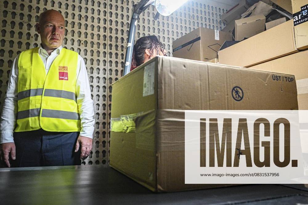 Kai Wegner CDU and heavy parcels Kai Wegner CDU and heavy parcels The governing party leader wants to lend a hand at the Charlottenburg delivery center at the invitation of Verdi Verdi is fighting for the weight limit of 20 kilograms in the one-person delivery of parcels Photogr