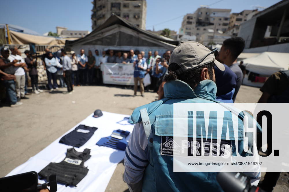 Protesters gather for journalists killed in Gaza by Israeli forces GAZA CITY, GAZA - AUGUST 26: A protest is being held for journalists, who were killed in an Israeli attack on Nasser Hospital in the southern city of Khan Younis in the Gaza Strip in Gaza City, Gaza on August 26, 2025. Journalists participating in the demonstration carried banners reading Stop killing journalists and Journalism is not a crime. The attack claimed the lives of Reuters photojournalist Hussam al-Masri, Al Jazeera cameraman Mohammed Salameh, Mariam Abu Daqqa who worked for several media outlets including Independent Arabia and AP, NBC News journalist Muaz Abu Taha, and journalist Ahmed Abu Aziz. Khames Alrefi Anadolu Gaza City Gaza. Editorial use only. Plea