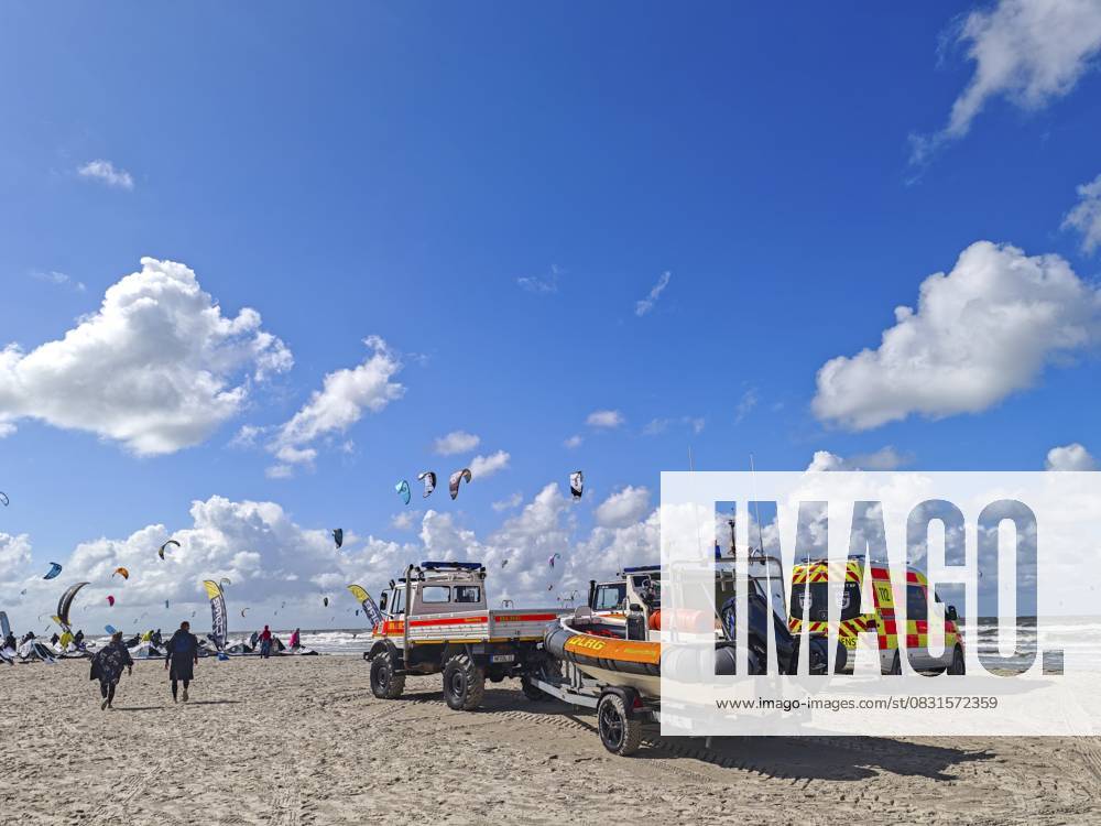 California Kitesurf Masters 2025 am Rand des UNESCO Weltnaturerbe Wattenmeer, Nordsee, Strand, Kitesurfen, Sport, Freizeit, Sommer, Sonne, blauer Himmel, weisse Wolken, DLRG, Rettungsdienst, Krankenwagen, Motorboot, Ording, Sankt Peter-Ording, Schleswig-Holstein, Deutschland California kitesurfing Masters 2025 on the edge of the Wadden Sea UNESCO World Heritage Site, North Sea, beach, kitesurfing, sport, leisure, summer, sun, blue sky, white clouds, DLRG, rescue service, ambulance, motorboat, Ording, Sankt Peter-Ording, Schleswig-Holstein, Germany