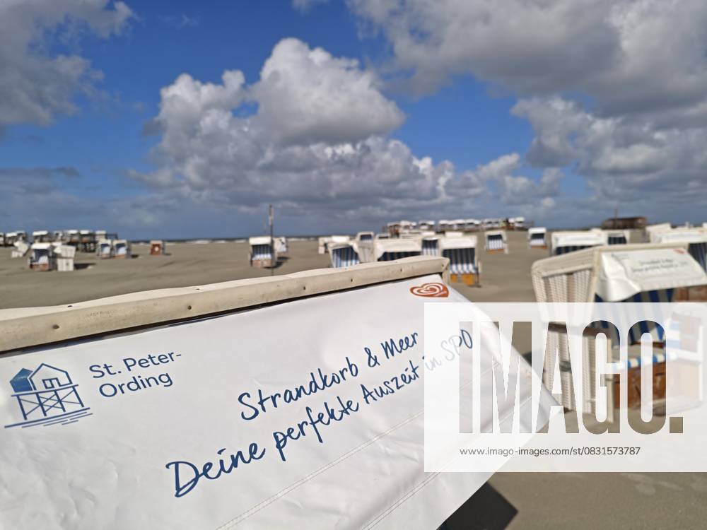 Sandverwehungen am Nordseestrand, blauer Himmel, weisse Wolken, Sommer, Sonne, Sand, Strandkörbe, am Rand des UNESCO Weltnaturerbe, Ording, Sankt Peter-Ording, Schleswig-Holstein, Deutschland Sand drifts on the North Sea beach, blue sky, white clouds, summer, sun, sand, beach chairs, on the edge of the UNESCO World Heritage Site, Ording, Sankt Peter-Ording, Schleswig-Holstein, Germany