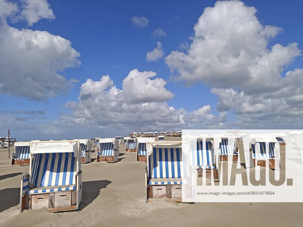 Sandverwehungen am Nordseestrand, blauer Himmel, weisse Wolken, Sommer, Sonne, Sand, Strandkörbe, am Rand des UNESCO Weltnaturerbe, Ording, Sankt Peter-Ording, Schleswig-Holstein, Deutschland Sand drifts on the North Sea beach, blue sky, white clouds, summer, sun, sand, beach chairs, on the edge of the UNESCO World Heritage Site, Ording, Sankt Peter-Ording, Schleswig-Holstein, Germany
