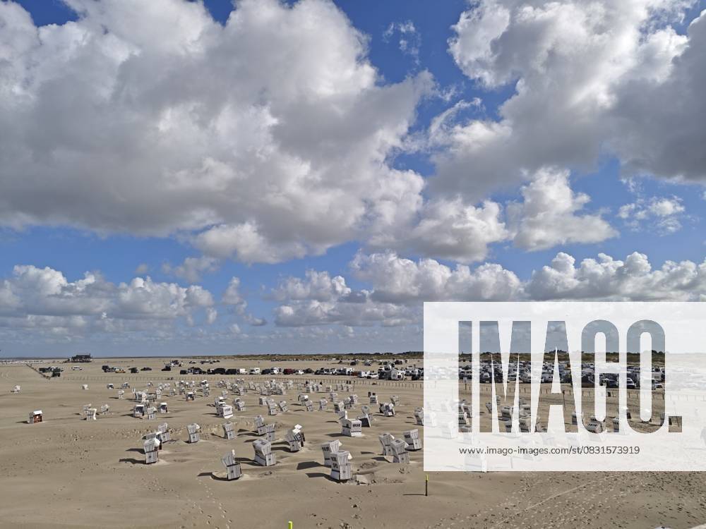Nordseestrand, Parkplatz, blauer Himmel, weisse Wolken, Sommer, Sonne, Sand, Strandkörbe, am Rand des UNESCO Weltnaturerbe, Ording, Sankt Peter-Ording, Schleswig-Holstein, Deutschland North Sea beach, car park, blue sky, white clouds, summer, sun, sand, beach chairs, on the edge of the UNESCO World Heritage Site, Ording, Sankt Peter-Ording, Schleswig-Holstein, Germany