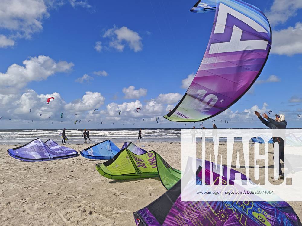 California Kitesurf Masters 2025, Kite auffangen, Kitesurfen am Nordseestrand am Rand des UNESCO Weltnaturerbe Wattenmeer, Sport Wettbewerb, starker Wind, hoher Wellengang, Schaumkronen, Sommer, Sonne, blauer Himmel, weisse Wolken, Ording, Sankt Peter-Ording, Schleswig-Holstein, Deutschland California kitesurfing Masters 2025, kite catching, kitesurfing on the North Sea beach on the edge of the UNESCO World Heritage Wadden Sea, sports competition, strong wind, high swell, whitecaps, summer, sun, blue sky, white clouds, Ording, Sankt Peter-Ording, Schleswig-Holstein, Germany