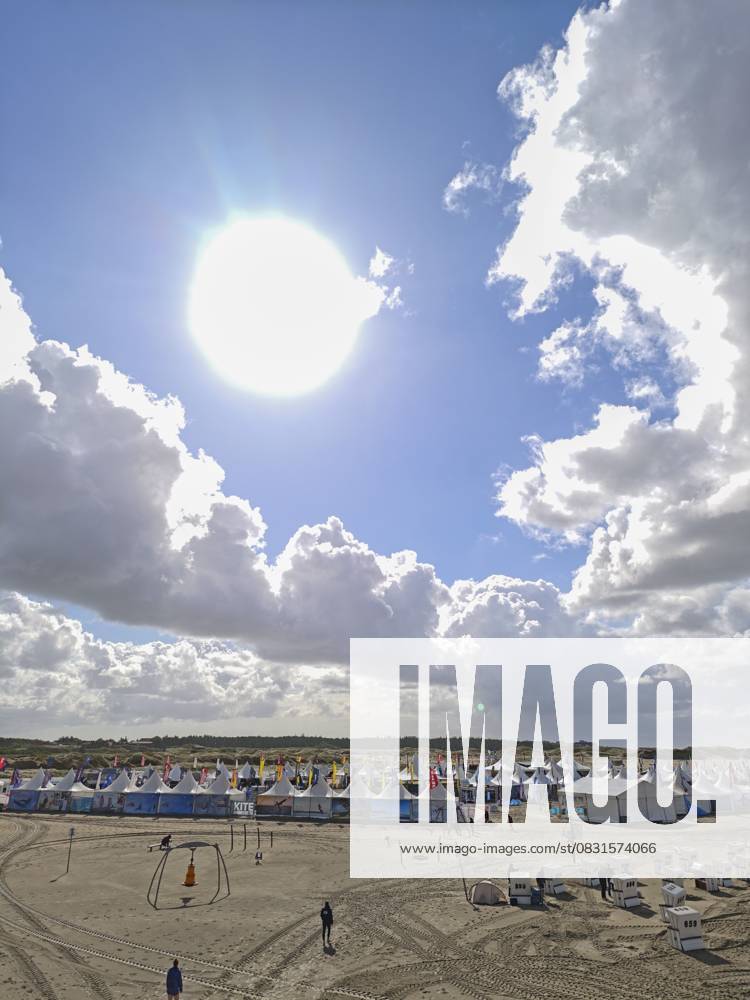 California Kitesurf Masters 2025, Zelte des Kite Village mit Angebot für Kite-Material, Verkauf, Marktplatz, Ausprobieren, Kitesurfen am Nordseestrand, blauer Himmel, Sonne, Sommer, Gegenlicht, Ording, Sankt Peter-Ording, Schleswig-Holstein, Deutschland California kitesurfing Masters 2025, tents of the Kite Village with kite equipment for sale, marketplace, try out, kitesurfing on the North Sea beach, blue sky, sun, summer, backlight, Ording, Sankt Peter-Ording, Schleswig-Holstein, Germany