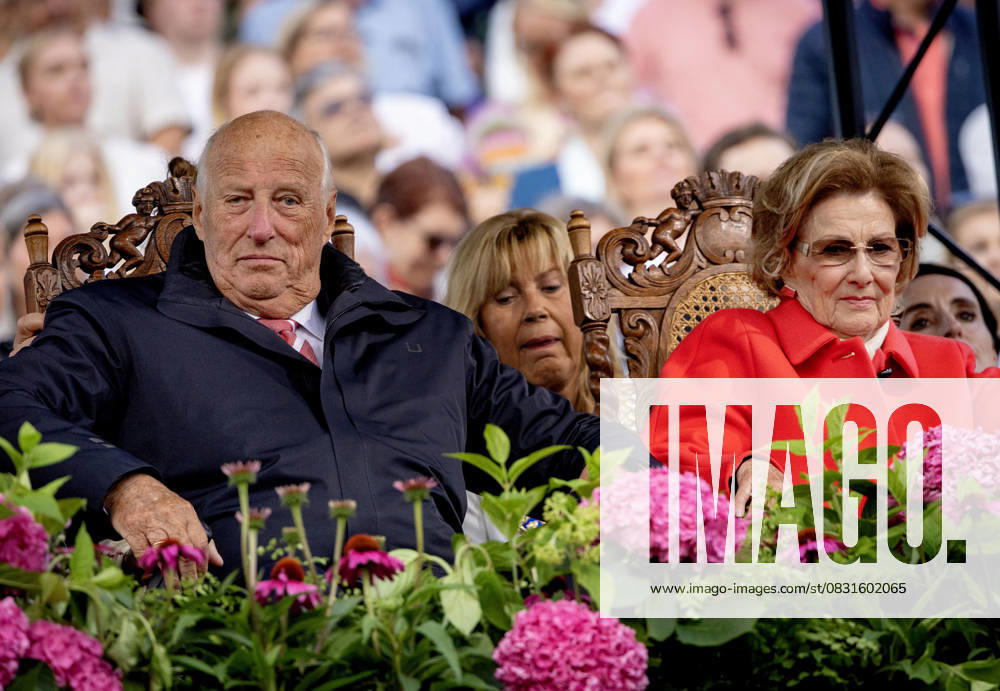 Parc Queen Sonja and King Harald attend an outdoor event at Gamlehaugen marking the 100th anniversary of Gamlehaugen as the Kings official residence. Â
