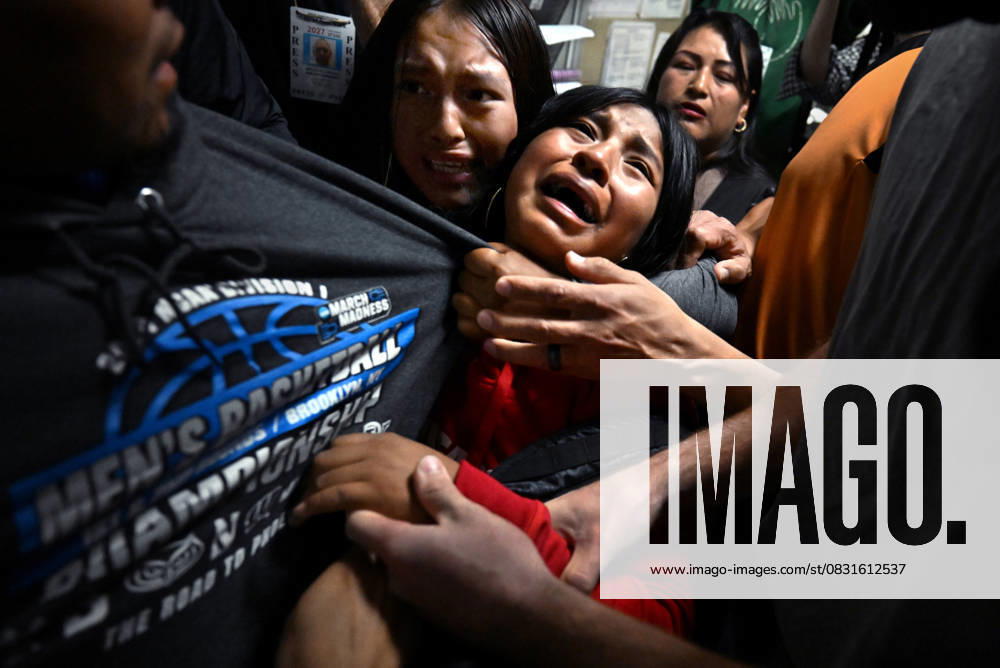 Young girls cling to their loved one, a migrant from Ecuador, as he is detained by ICE after his immigration court hearing at the Jacob Javits Federal Building in New York NY. New York USA - ZUMAg208 20250826_aap_g208_007