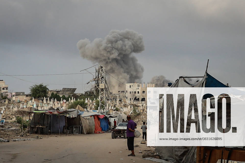 Israeli attacks on Gaza continue GAZA CITY, GAZA - AUGUST 27: Smoke rises over residential areas after the Israeli army s attacks on ez-Zeytun neighborhood in southern Gaza City, Gaza on August 27, 2025. Hamza Z. H. Qraiqea Anadolu Gaza City Gaza. Editorial use only. Please get in touch for any other usage.