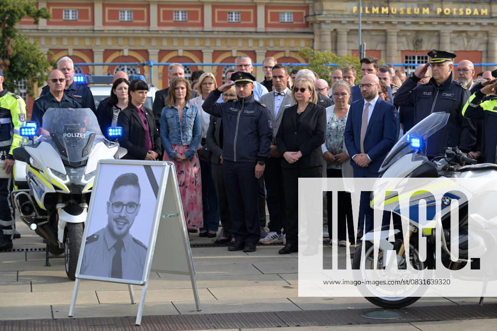 Vigil for police officer killed in Völklingen, Saarland Numerous members of the Brandenburg police force took part in a vigil with a minutes silence for a police officer killed in Völklingen, Saarland, on 27 August 2025 in a square in front of the Lustgarten in Potsdam Brandenburgs Minister of the Interior René Wilke was also present on the right, blue su