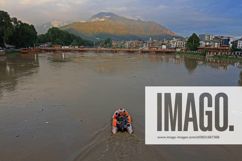 32 killed due to landslides in Jammu and Kashmir SRINAGAR, JAMMU AND KASHMIR, INDIA-AUGUST 27: State Disaster Response Force (SDRF) keeping vigil in Jhelum river as water level rises in Srinagar, Kashmir on August 27, 2025. At least 32 people lost their lives after a landslide struck the route on the hilltop of Vaishno Devi shrine in Jammu and Kashmir s Reasi district. The continuous rainfall shooting stones and landslides have forced the suspension of traffic on Srinagar-Jammu National Highway. Mobile internet, broadband network and calling services remained suspended in Jammu and Kashmir due to damage to optical fibers. Faisal Khan Anadolu Srinagar India. Editorial use only. Please get in touch for any other usage.