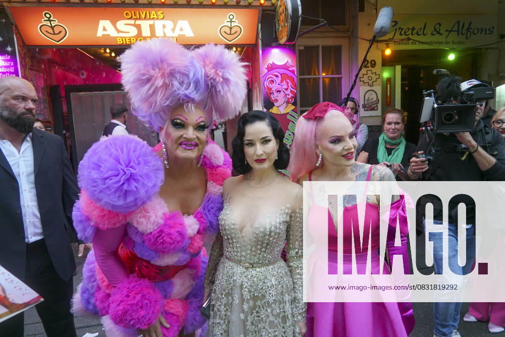 Cntv Olivia Jones Belle la Donna Dita Von Teese US American dancer and entrepreneur New Burlesque and model guest at the 1 German Burlesque Festival at Olivias The BUNNY BURLESQUE at St Pauli on 28 08 2025 in Hamburg Hamburg Germany