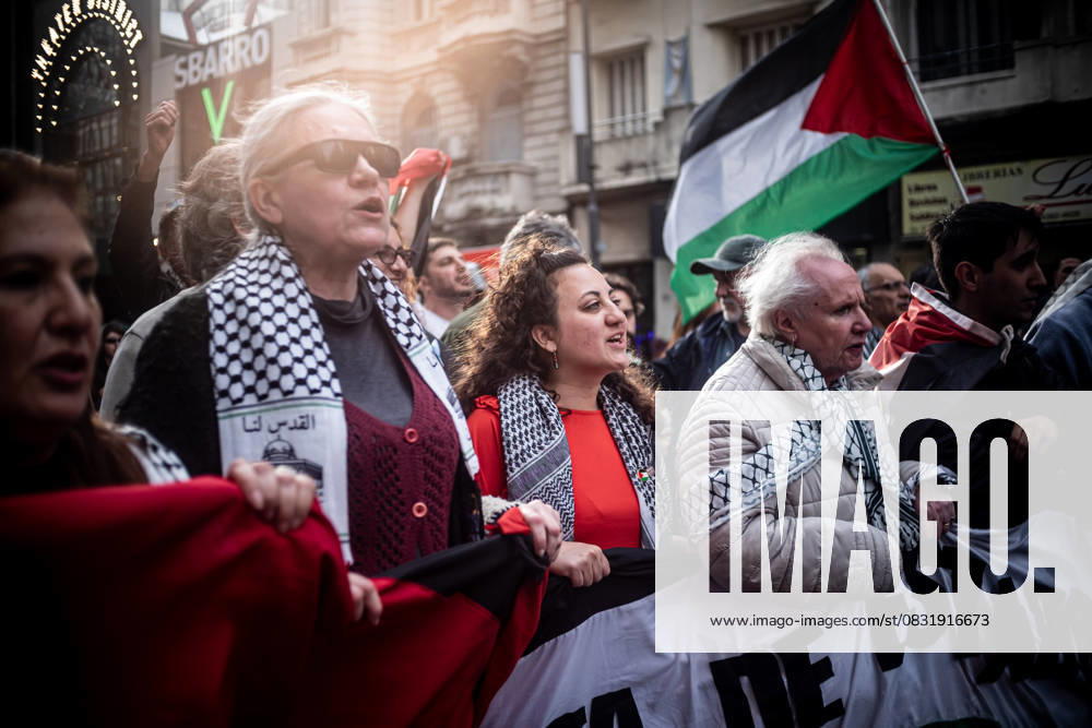 Thousands of people marched this Saturday in Buenos Aires in solidarity with the Palestinian people and in protest of Israel s offensive in Gaza, while a man was detained for several hours by Buenos Aires City police, although he has since been released. Caba Argentina - ZUMAf175 20250830_zip_f175_002