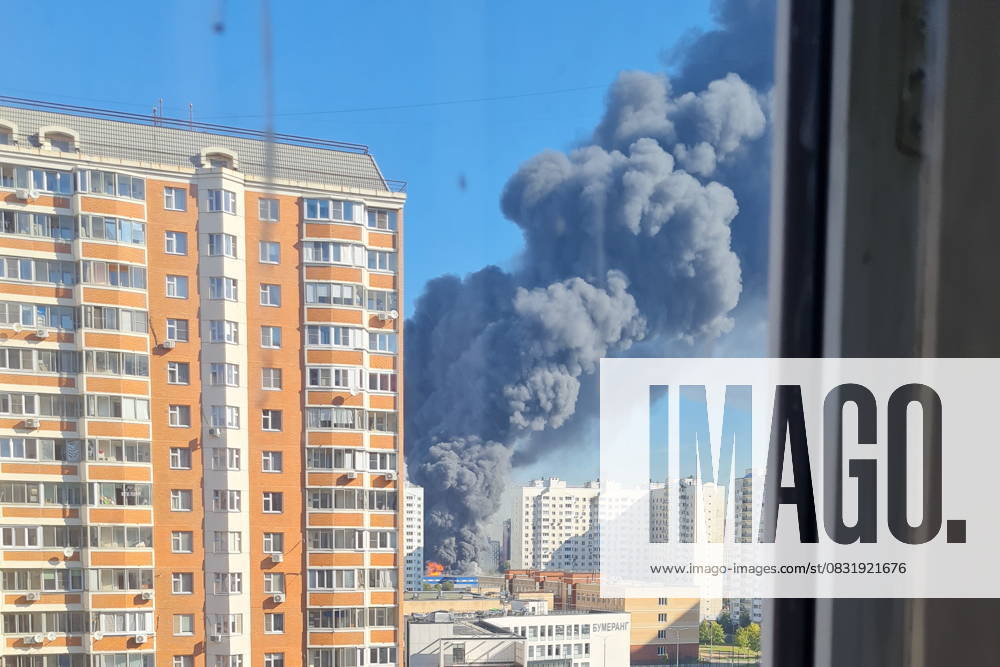 RUSSIA, MOSCOW REGION - AUGUST 31, 2025: Smoke billows from a warehouse fire in Balashikha, east of Moscow Russia - ZUMAt113 20250831_zaa_t113_043