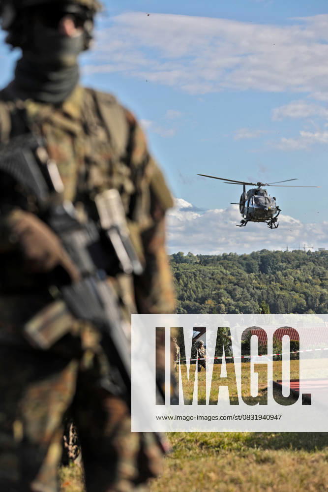 Paratroopers of Parachute Regiment 26 demonstrated part of the Bundeswehr paratroopers operational spectrum to the public at the open day in Zweibrücken Soldiers of Parachute Regiment 26 of the Bundeswehr in Zweibrücken The regiment organized an open day for the public on 30 August 2025 wit
