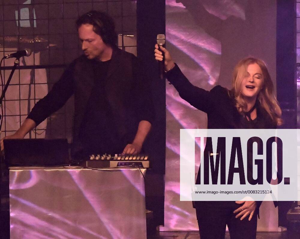 Inga Humpe and Band 2Raumwohnung Live performance 30 years Fred Jay Award ceremony in Berlin in the Columbiahalle on 15 05 2018