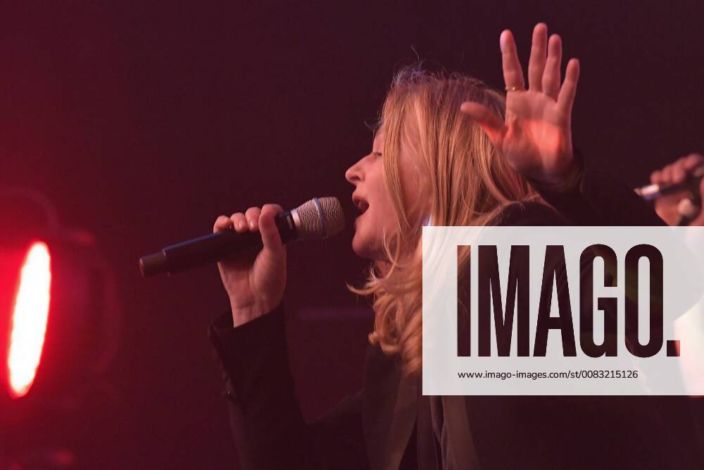 Inga Humpe and Band 2Raumwohnung Live performance 30 years Fred Jay Award ceremony in Berlin in the Columbiahalle on 15 05 2018