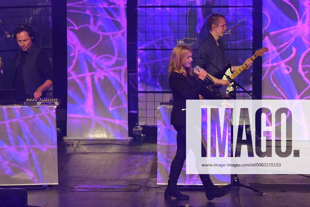 Inga Humpe and Band 2Raumwohnung Live performance 30 years Fred Jay Award ceremony in Berlin in the Columbiahalle on 15 05 2018