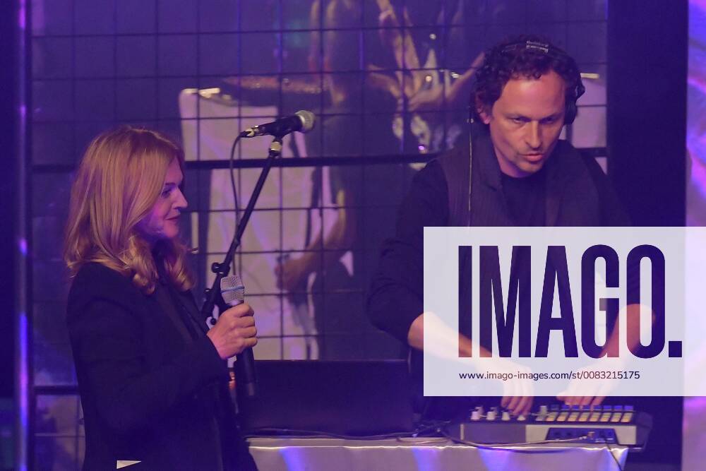 Inga Humpe and Band 2Raumwohnung Live performance 30 years Fred Jay Award ceremony in Berlin in the Columbiahalle on 15 05 2018