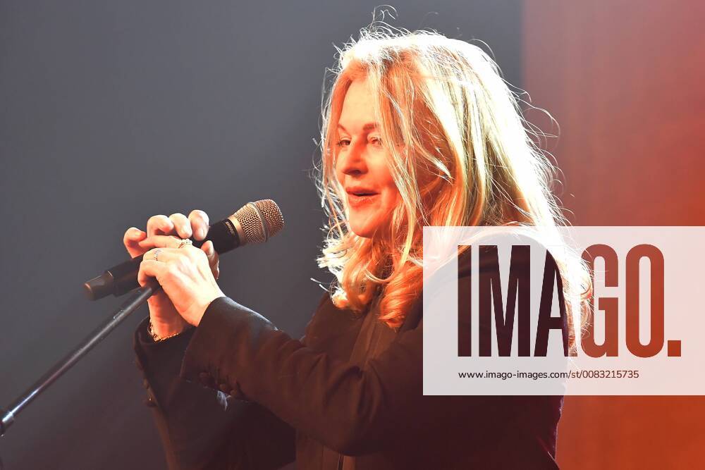 Inga Humpe and Band 2Raumwohnung Live performance 30 years Fred Jay Award ceremony in Berlin in the Columbiahalle on 15 05 2018