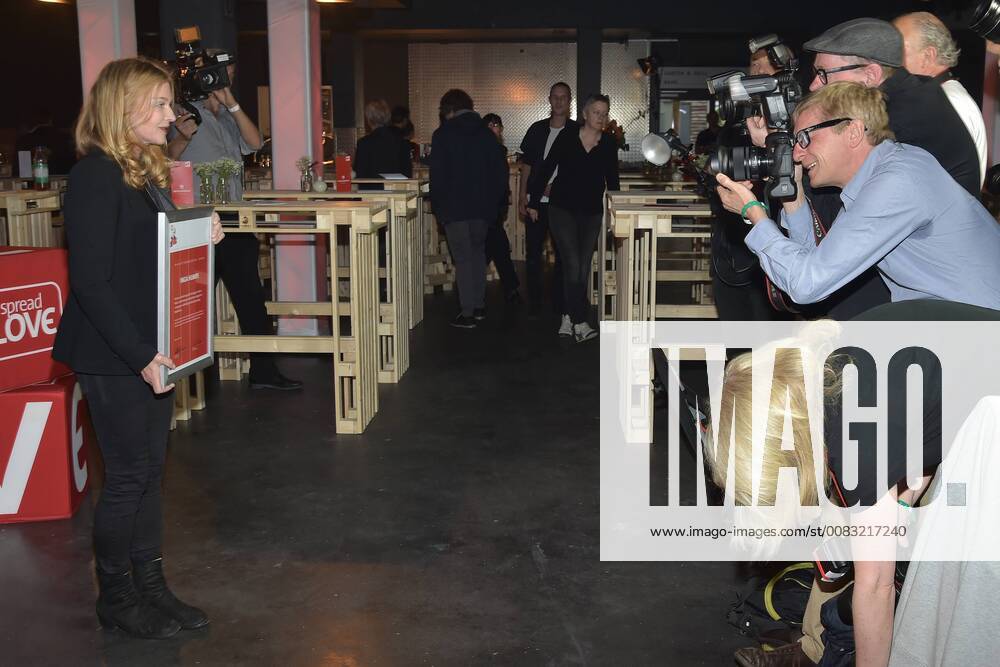 Inga Humpe with her trophy Fred Jay Prize 2018 and surrounded by photographers 30 years Fred Jay Award ceremony in Berlin in the Columbiahalle on 15 05 2018