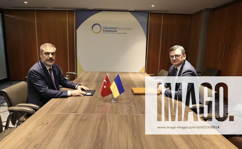 Turkish Foreign Minister Fidan meets Ukrainian Foreign Minister Dmytro Kuleba in London LONDON, UK - JUNE 21: Turkish Foreign Minister Hakan Fidan (L) meets Ukrainian Foreign Minister Dmytro Kuleba (R) on June 21 in London, United Kingdom. London, City of Ingiltere. Editorial use only. Please get in touch for any other usage.