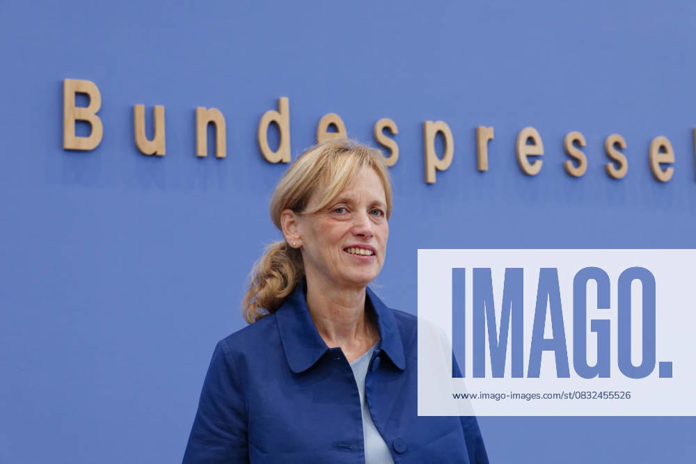 Digital Expert Commission on the Protection of Children and Young People 2025 09 04 Germany, Berlin Federal Education Minister Karin Prien CDU presents the Expert Commission on the Protection of Children and Young People in the Digital World, which she set up before her