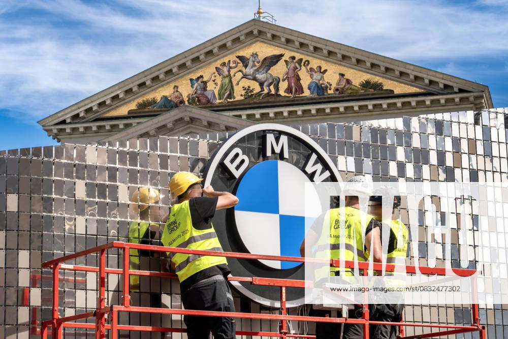 Construction of the IAA Mobility 2025, BMW stand with BMW logo, Max Joseph Platz, Munich, September 4, 2025 Germany, Munich, September 4, 2025, Construction of the IAA Mobility 2025, BMW stand at Max Joseph Platz, BMW Group employees assemble the BM