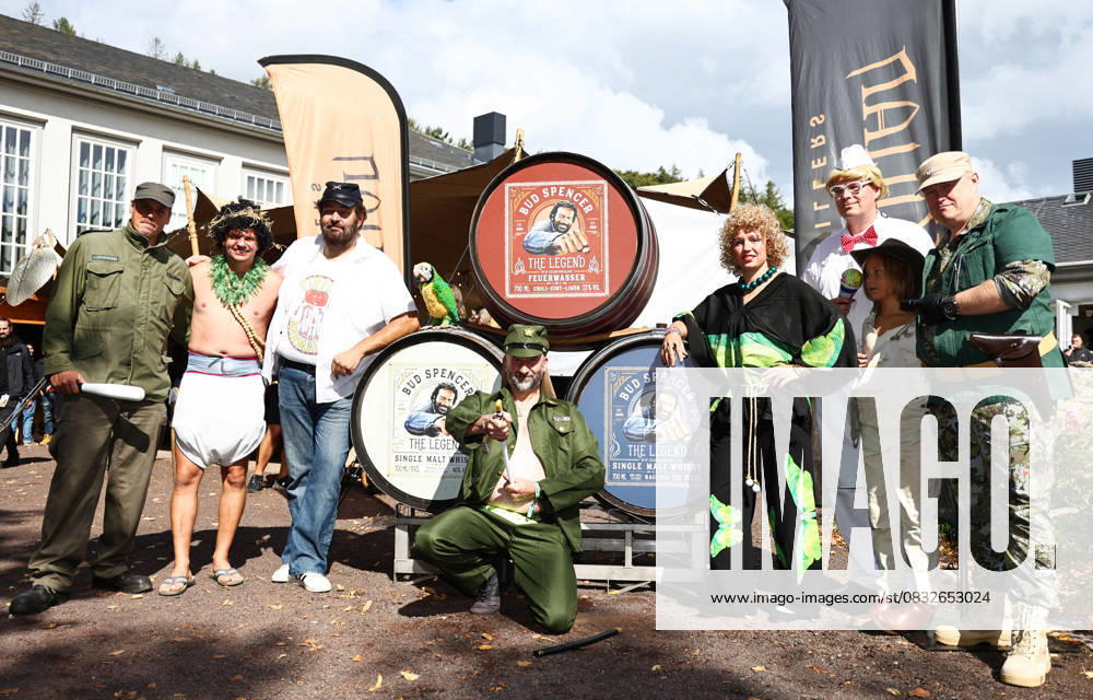 SpencerHill Festival Ilmenau 05 09 2025, Ilmenau, SpencerHill Festival, Ilmenau becomes Hillmenau, many fans of the duo Bud Spencer and Terence Hill pay homage to their stars in the picture different characters from various films pose in front of barrels with alcoholic drinks, Bud Spencer, The Legend can be read on these
