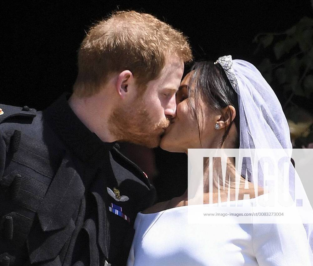 Harry und Meghan, Kuss vor der St. George s Chapel Mariage de Meghan Markle et du Prince Harry: Sortie de la chapelle St. Georges a Windsor. PAP05181925 PAP05181925 19 May 2018. Prince Harry and his bride Meghan Markle leave St.Georges Chapel after their Marriage Ceremony. Credit: GoffPhotos.com Ref: KGC-107 226692 2018-05-19 Windsor Royaume Uni Prince Harry de Galles (Angleterre); Markle, Meghan