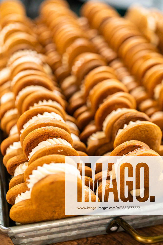 IMAGO Creative, Weihnachten, Food, Backen, Lebkuchen Making Festive Gingerbread Sandwiches on Rustic Wooden Table Making gingerbread man cookie sandwiches filled with eggnog buttercream, arrayed on a rustic wooden table, ideal for heartfelt Christmas gifting., 95745564.jpg RECORD DATE NOT STATED