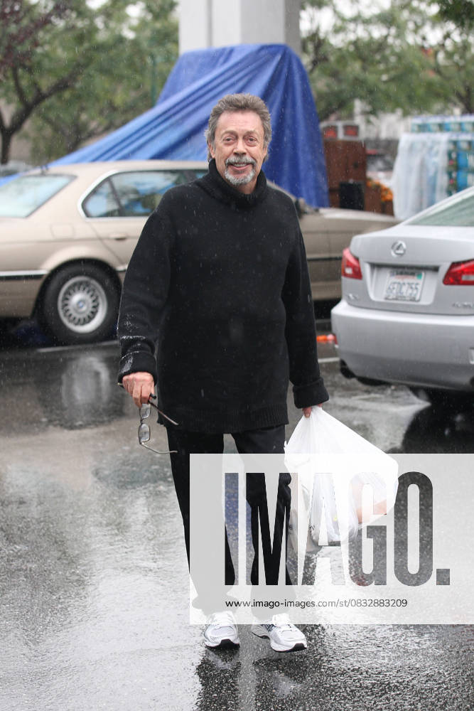 Tim Curry out shopping at Bristol Farm Foods wearing an oversized black jumper and white trainers Los Angeles, California - 23.01.12 YNF WENN.com 3696798